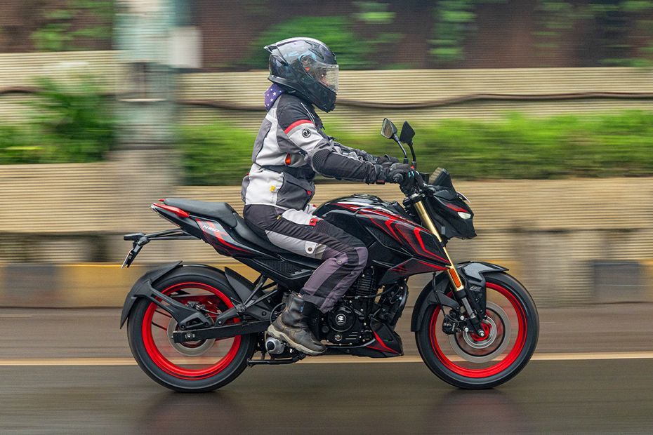 Riding: Side Profile (Right) View Profile View of Pulsar N160 S