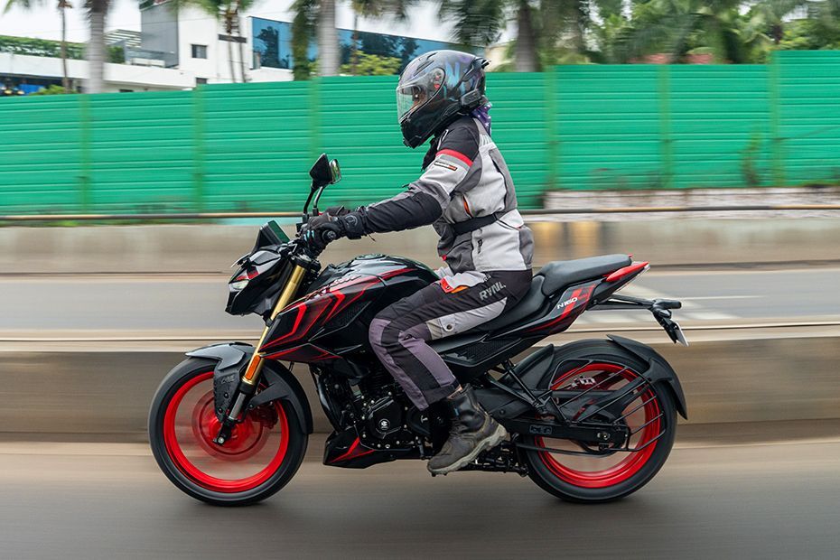Riding: Side Profile(Left)View of Pulsar N160 S