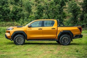 Side Profile View (Left) Image of Hilux