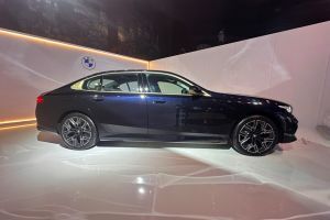 Side Profile View (Right) Image of i5 LWB