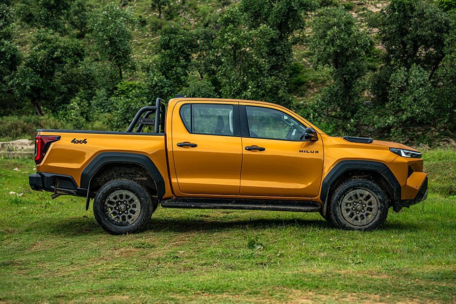 Side Profile View (Right) Image of Hilux