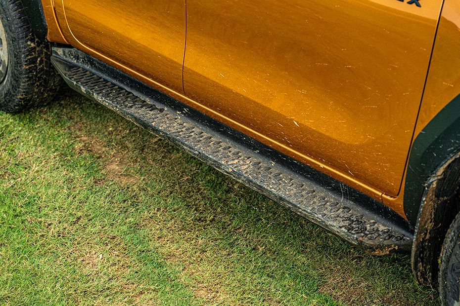 Side Step Image of Hilux