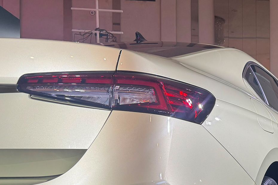 Taillight Image of Superb 2026