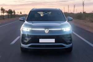 Driving: Front View Image of Tayron R-Line