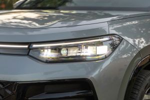 Headlamp Image of Tayron R-Line