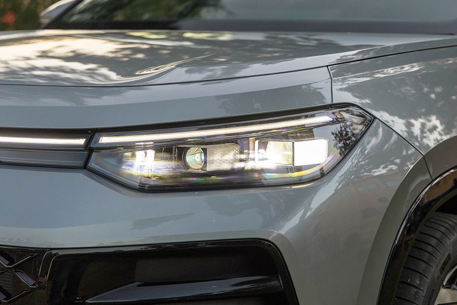 Headlamp Image of Tayron R-Line