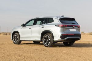 Rear 3/4 left Image of Tayron R-Line