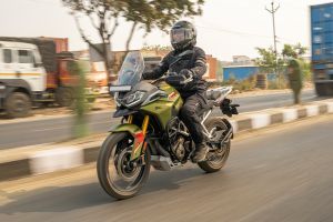 Riding: Front Left Quarter View of Apache RTX 300