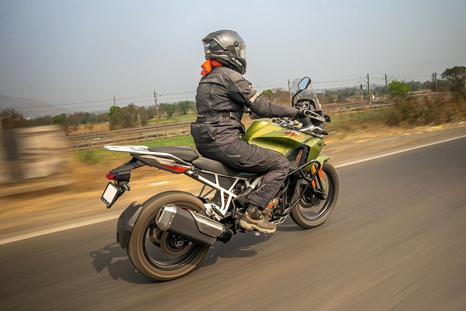 Riding: Rear Right 3/4 View of Apache RTX 300