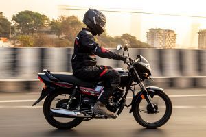 Riding: Right Side Profile View of Shine 100 DX