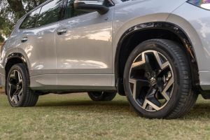 Side Skirt Image of Tayron R-Line
