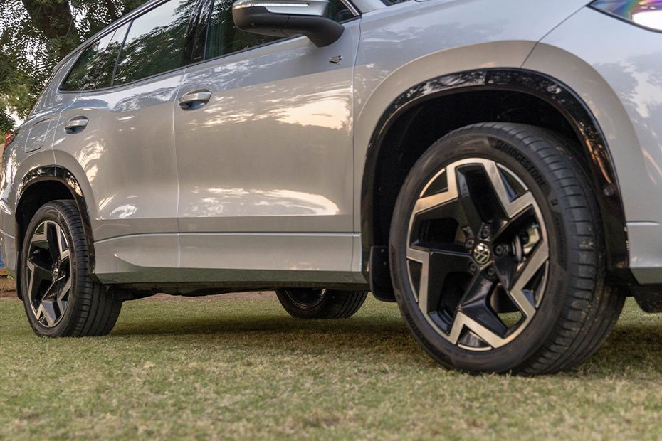 Side Skirt Image of Tayron R-Line