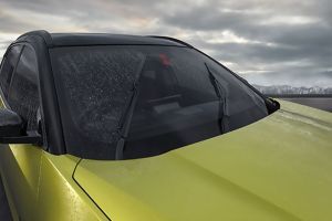 Wiper with full windshield Image of Harrier