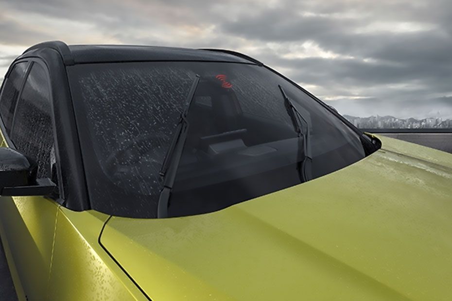 Wiper with full windshield Image of Harrier