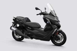 Front Right View of C 400 GT