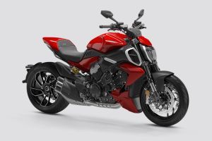 Front Right View of Diavel V4