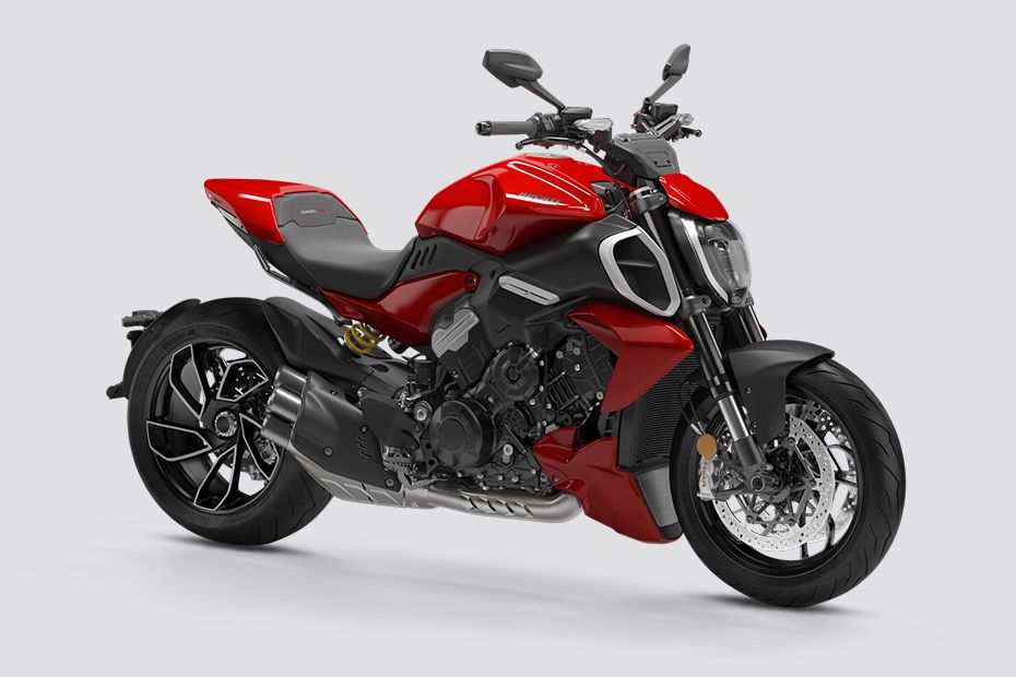 Front Right View of Diavel V4