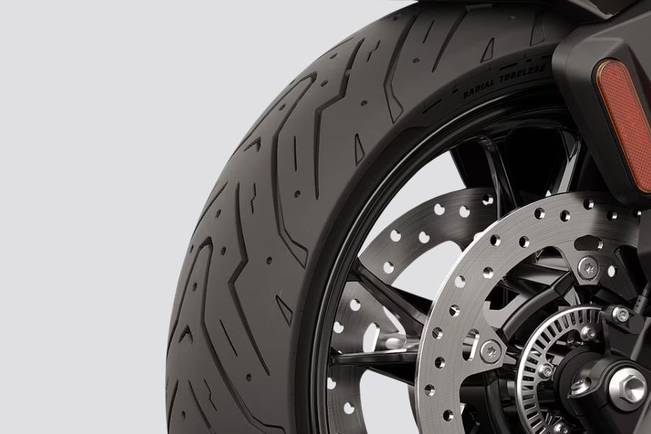 Front Tyre View of C 400 GT