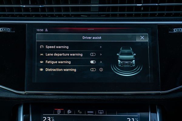 Land Rover Defender Base Model Audi Q7 2026 Price, Variants, Mileage, Specs & Colours | ZigWheels