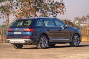 Rear 3/4 Right Image of Q7