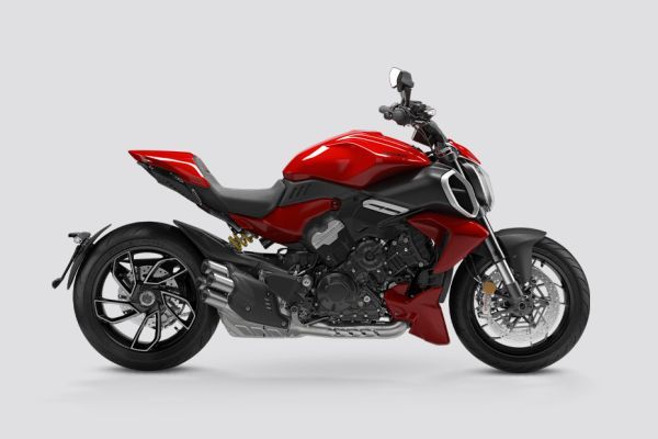 Right Side View of Diavel V4