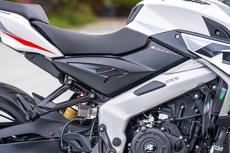 Central Panel of Pulsar NS400Z