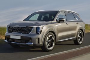 Driving: Front Left Quarter View Image of Sorento