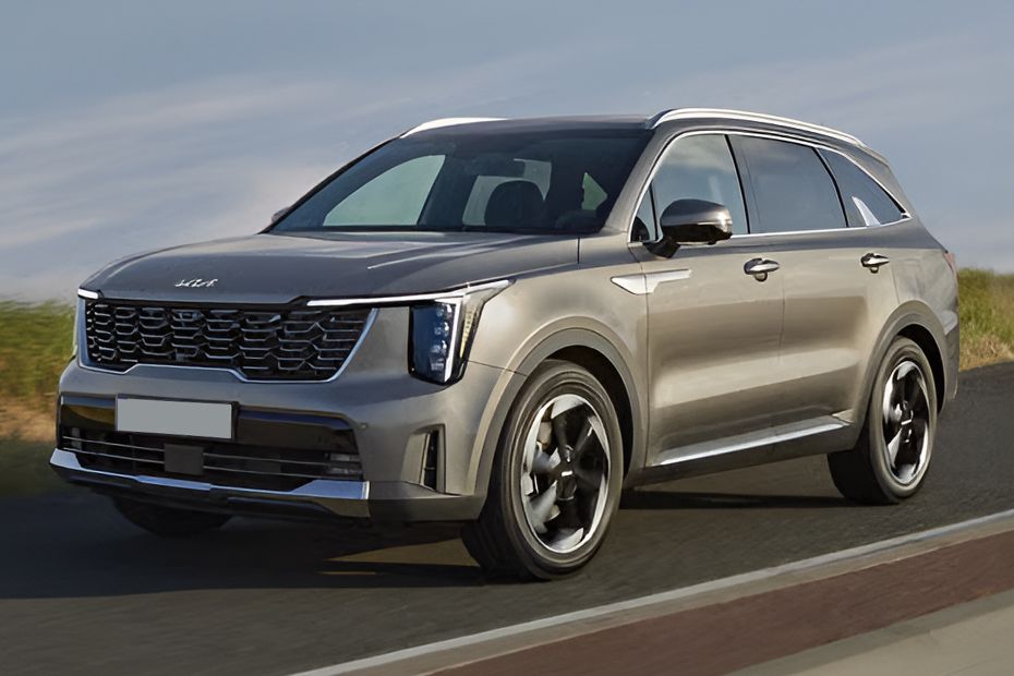 Driving: Front Left Quarter View Image of Sorento
