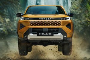 Driving: Front View Image of Hilux