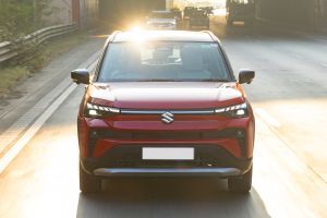 Driving: Front View Image of Victoris
