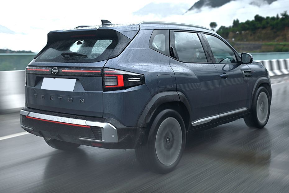 Driving: Rear Right Three Quarter View Image of Tekton