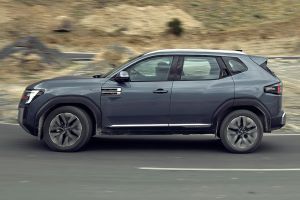 Driving: Side Profile (Left) View Image of Tekton