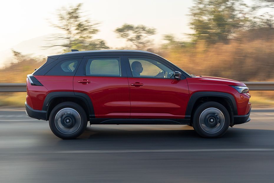 Driving: Side Profile (Right) View Image of Victoris