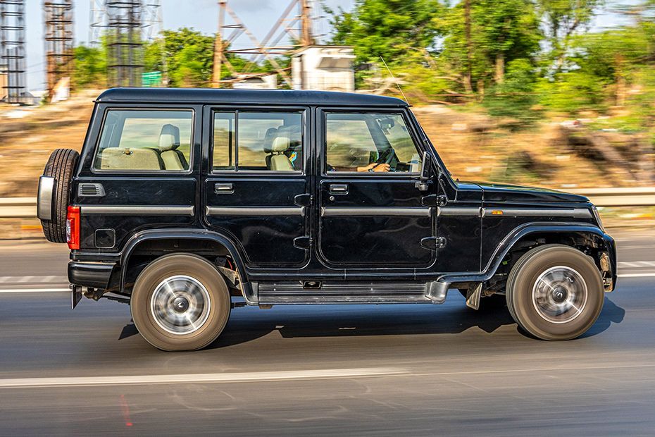Driving: Side Profile (Right) View Image of Bolero