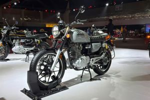 Front Left Quarter View View of CB 500