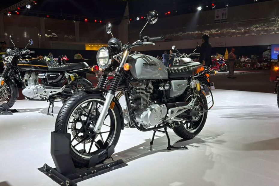 Front Left Quarter View View of CB 500