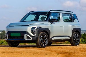 Front Left Quarter View Image of Syros EV