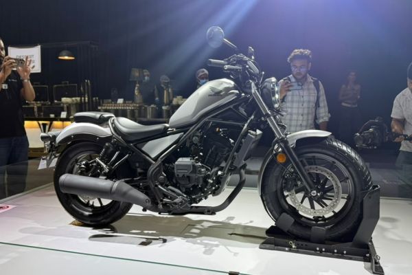 Front Right Quarter View of Rebel 300