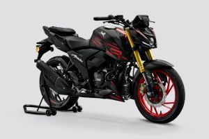 Front Right Quarter View of Apache RTR 200 4V