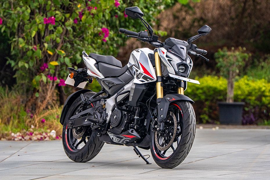 Front Right Quarter View of Pulsar NS400Z
