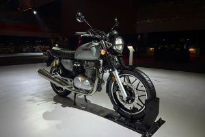 Front Right Quarter View of CB 500