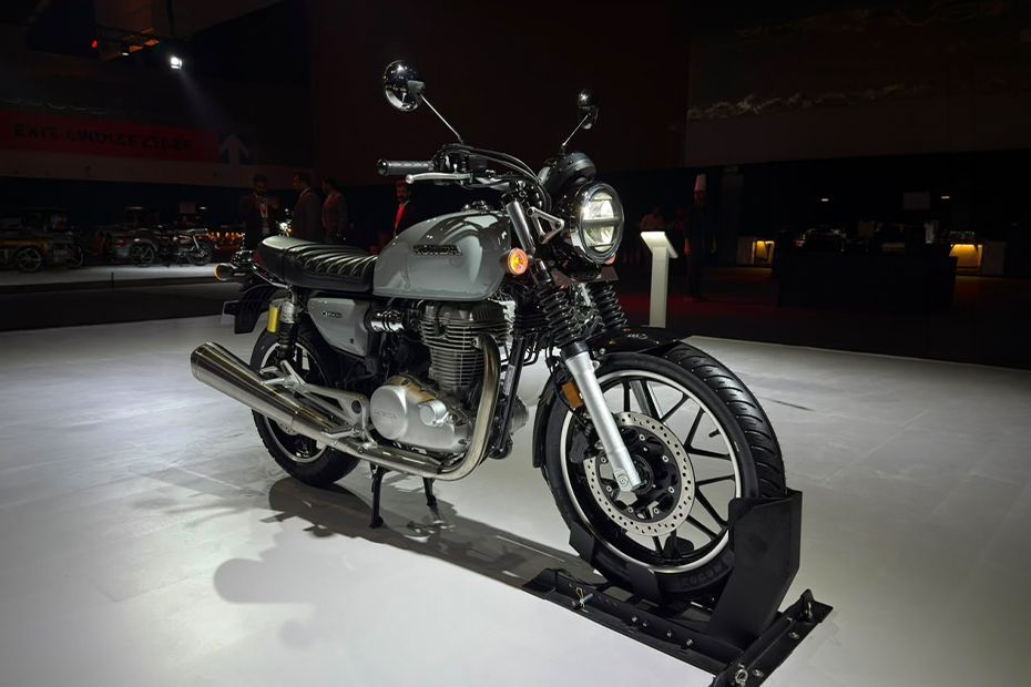 Front Right Quarter View of CB 500