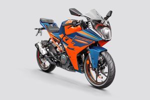 Front Right Quarter View of RC 390