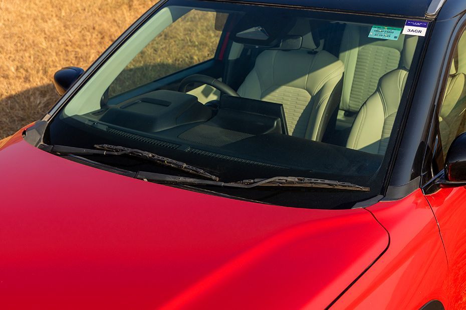 Front Windshield and Wiper Image of Victoris