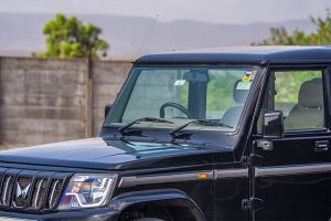 Front Windshield and Wiper Image of Bolero