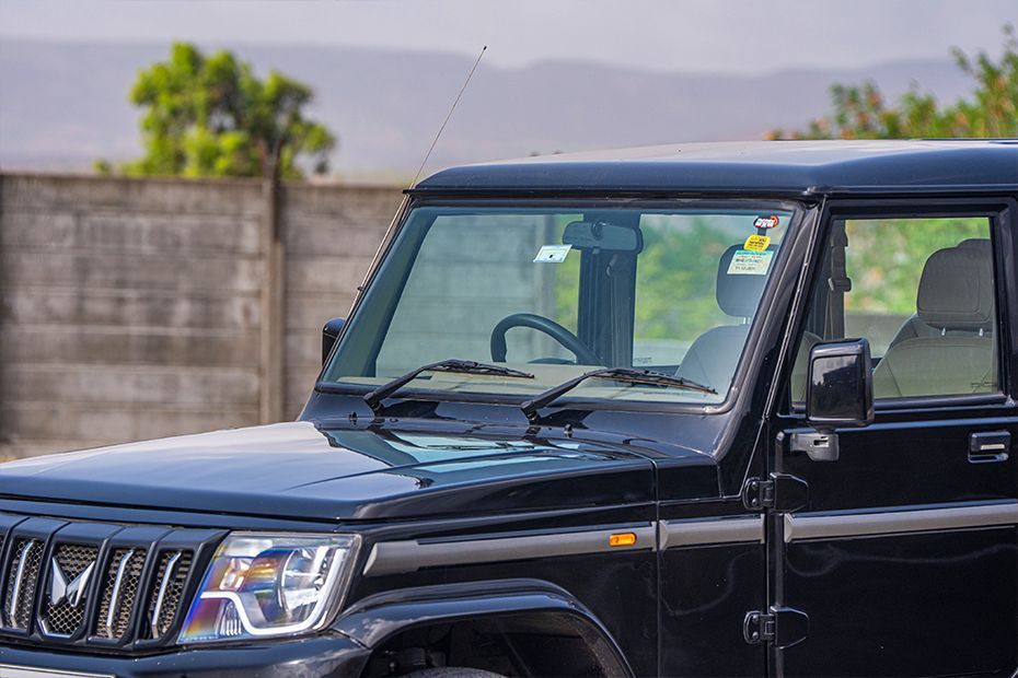Front Windshield and Wiper Image of Bolero