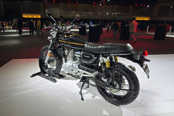 Rear Left Three Quarter View of CB 500