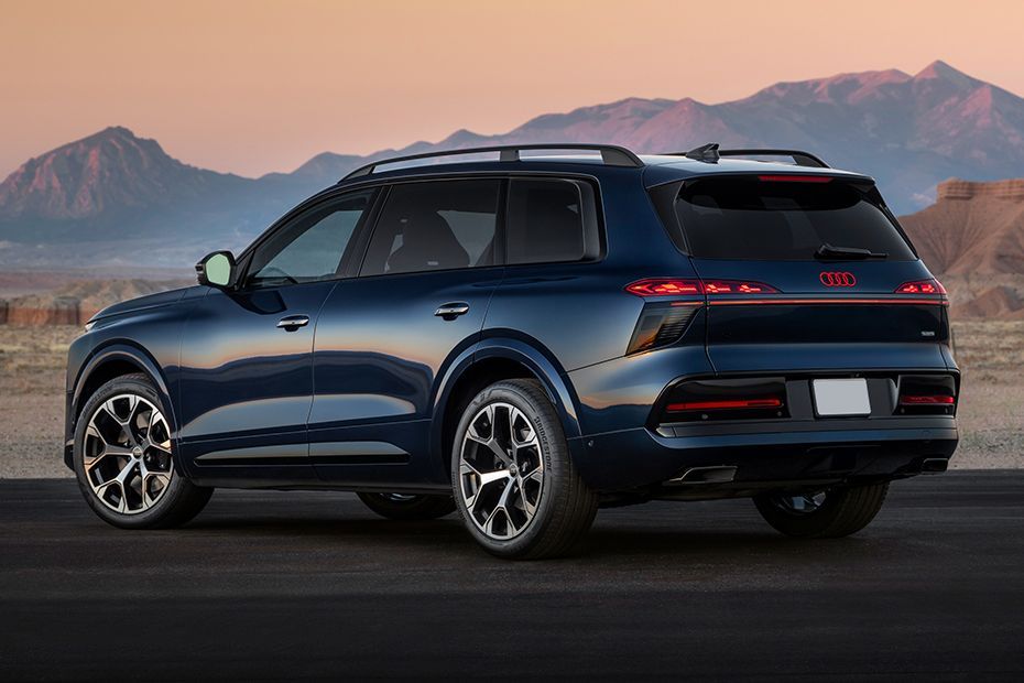 Rear Left Three Quarter View Image of Q9