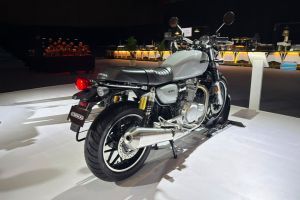 Rear Right Three Quarter View of CB 500
