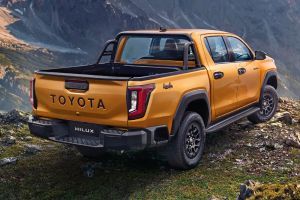 Rear Right Three Quarter View Image of Hilux